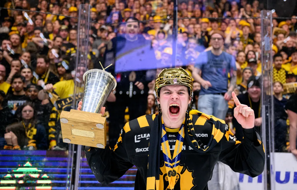 Axel Sandin-Pellikka fick fira SM-guld med supportrarna våren 2024