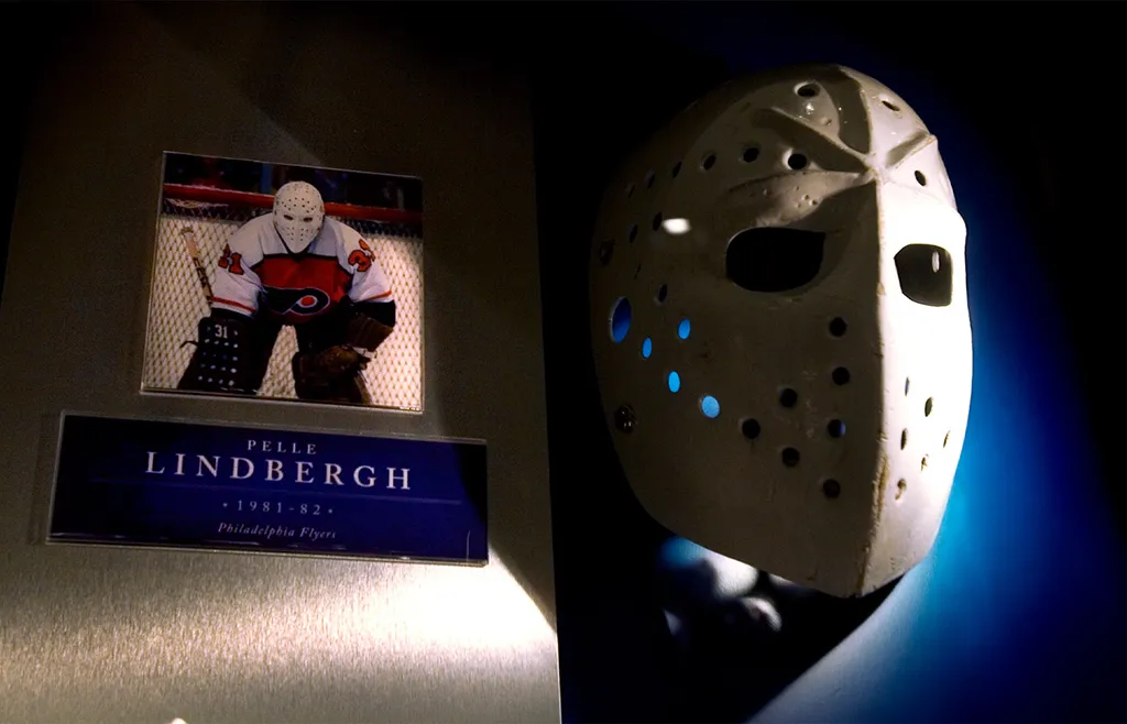 Pelle Lindberghs klassiska mask är förevigad på Hockey Hall of Fame i Toronto