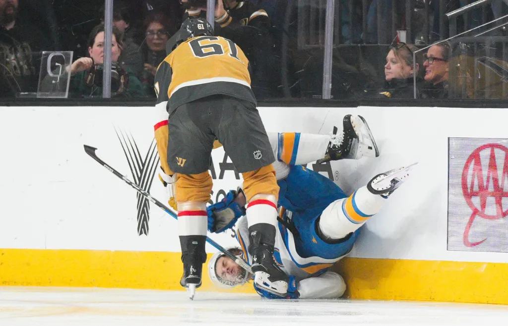 Philip Broberg åkte på en hjärnskakning efter den här tacklingen från Mark Stone