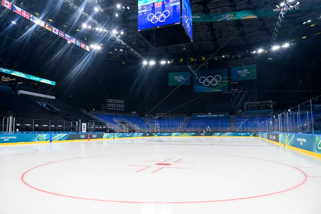 Inuti arenan finns en rink och en is som är... liten