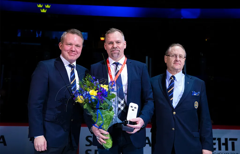 Tomas Holmström (mitten) tränar Piteå