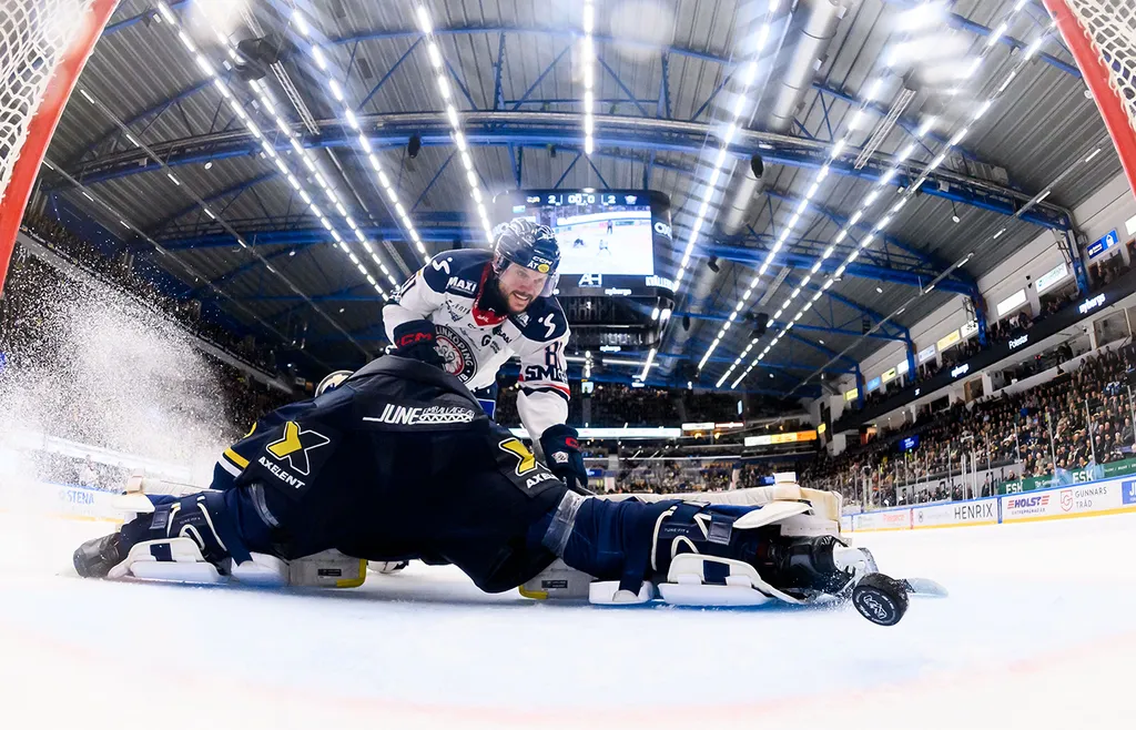 Theodor Lennström överlistade Felix Sandström för att skicka bonuspoängen till Linköping. 