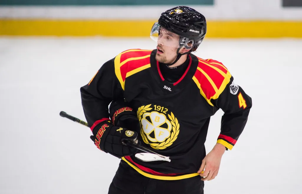Theo Lindstein i Brynäs deppar under final två i SHL mellan Brynäs och Luleå den 21 april 2025 i Gävle