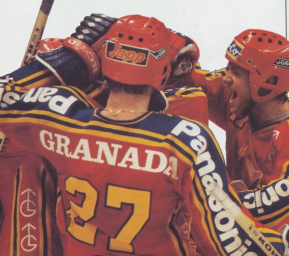 Jan Claesson och Thomas Eriksson firar ett mål för Djurgården