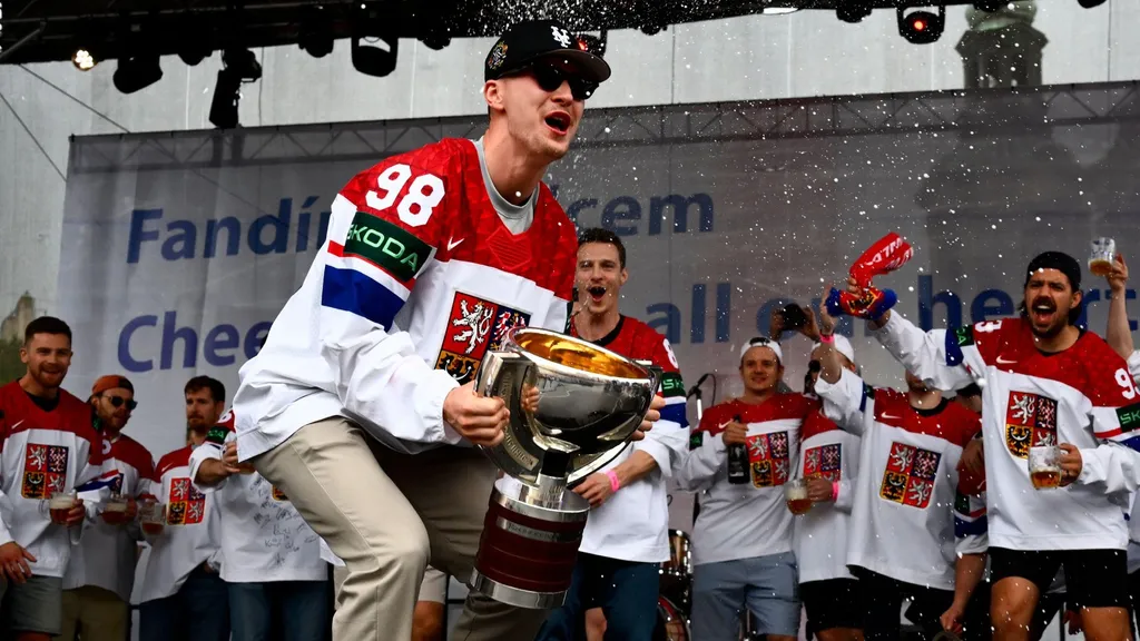 Martin Necas firade VM-guldet på bästa sätt hemma i Prag