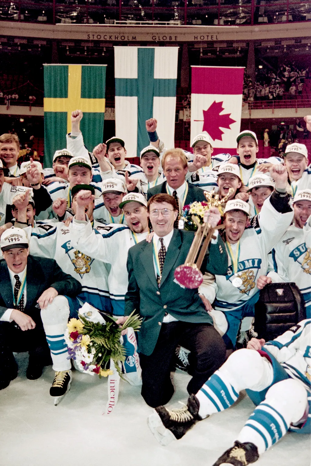Curre Lindström firar VM-guldet med sitt Finland 1995.