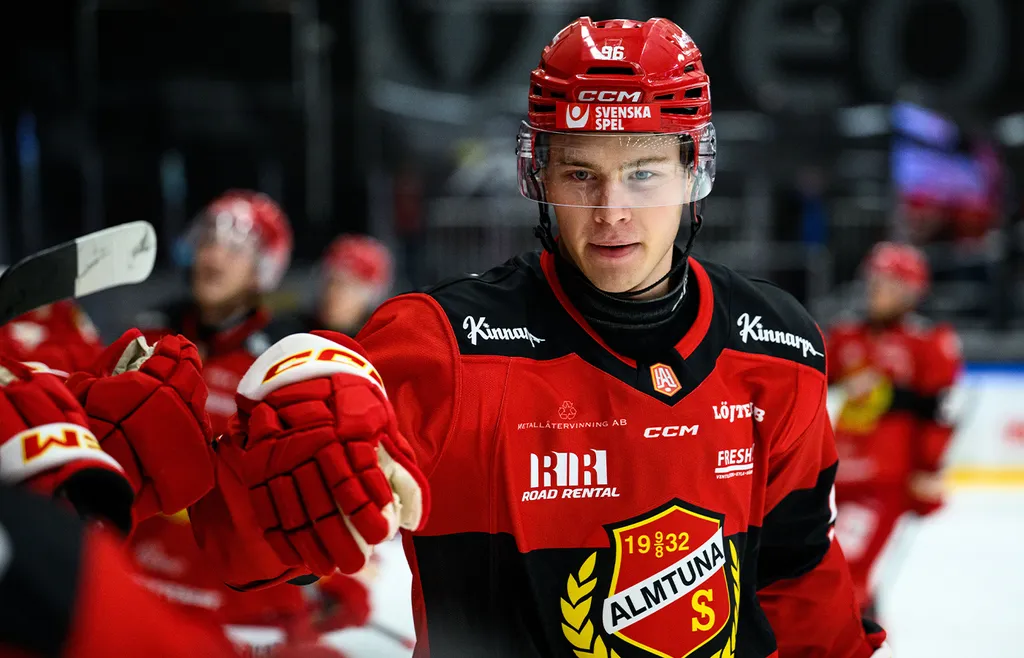 William Proos byter LHC och Almtuna mot Östersund. Foto: Bildbyrån/Aron Broman.