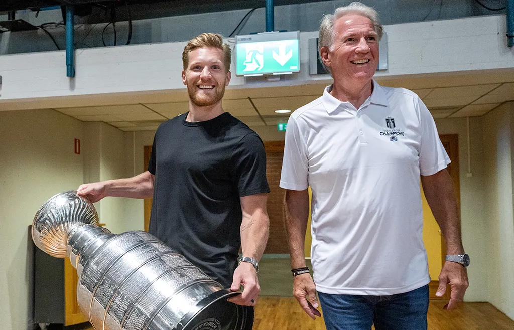 Gabriel och Tony Landeskog med Stanley Cup-bucklan i Stockholm