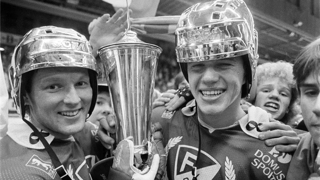 Fredrik Olausson (höger) sköt SM-guldet till Färjestad 1986. 
