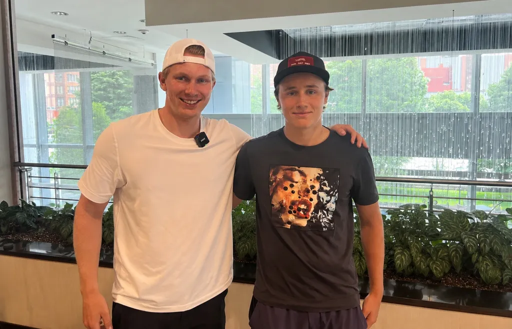Otto och Knut Stenberg är på plats i Buffalo för storebrors NHL-draft.