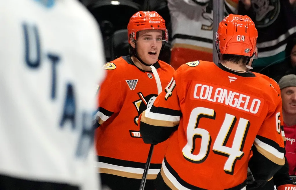 Leo Carlsson är en av de bästa svenska tonåringarna någonsin i NHL