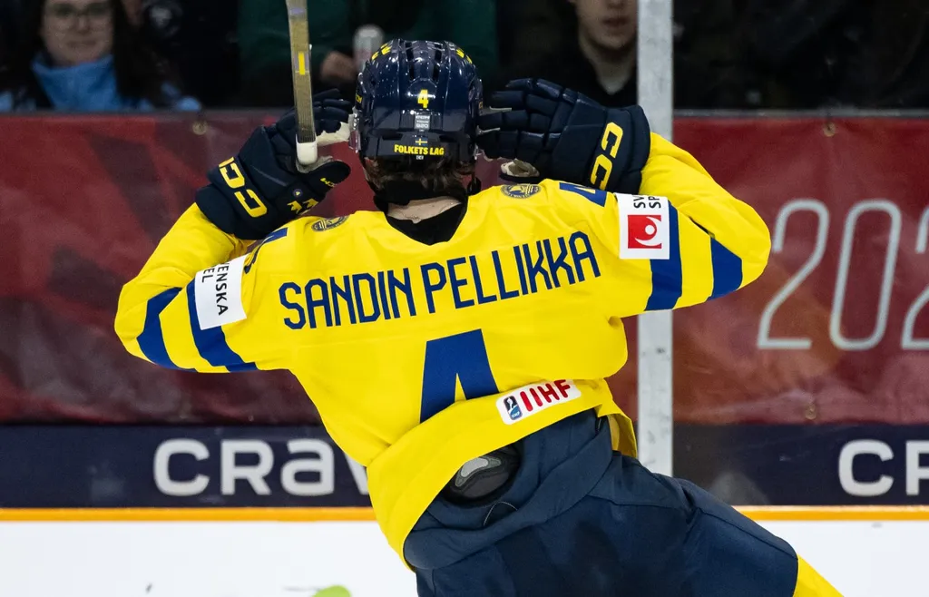 Axel Sandin Pellikka firar efter det första av sina tre mål mot Slovakien i JVM-premiären