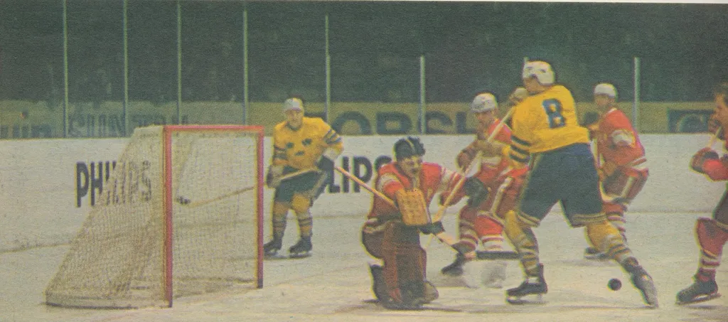 VM 1963 mot Sovjet. Lasse Lundvall och Viktor Konovalenko.