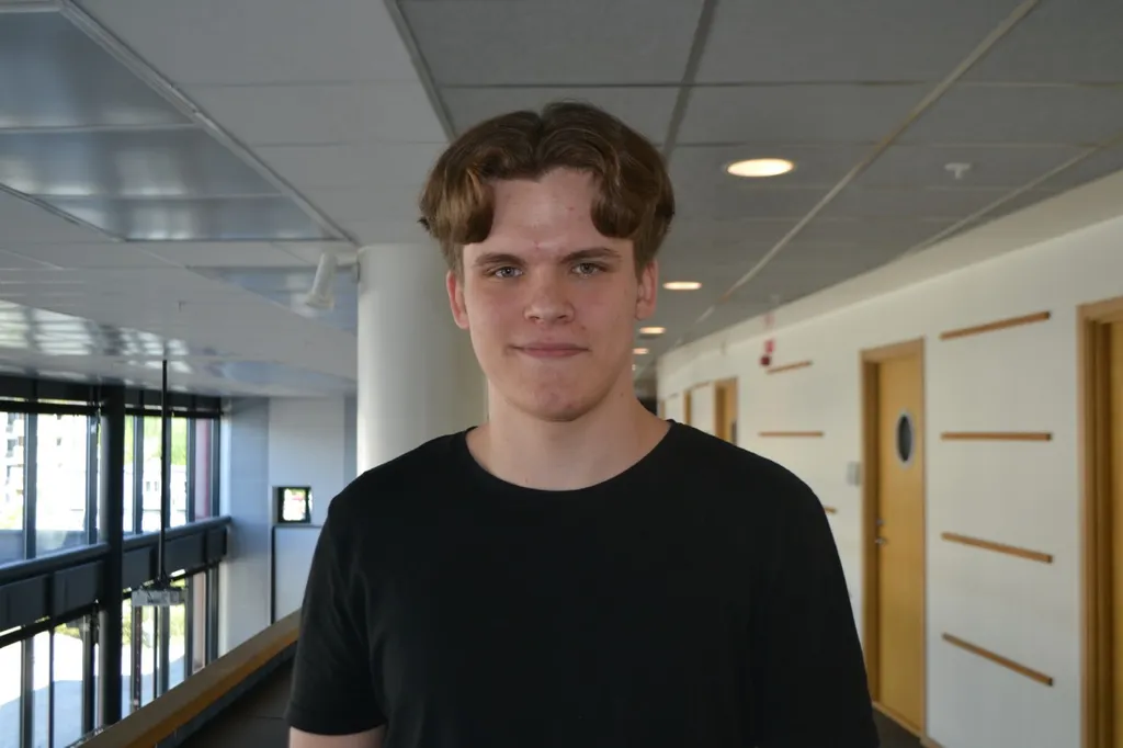 Ebbe Lundberg är en av tre Modo-målvakter inför säsongen. 19-åringen inleder dock i HokceyEttan är tanken