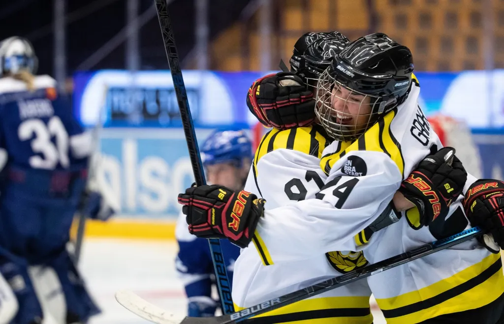 Erika Grahm jublar efter ett mål mot Leksand 2018