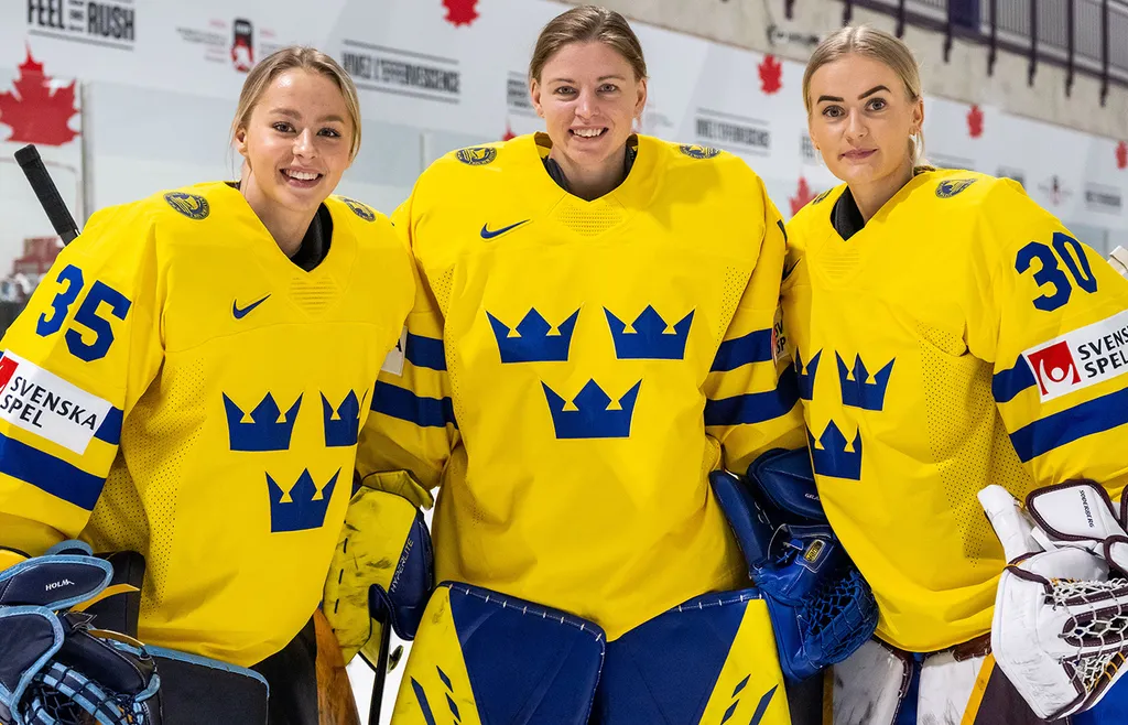 Tindra Holm (vänster) med Sara Grahn och Emma Söderberg under VM i Kanada 2023