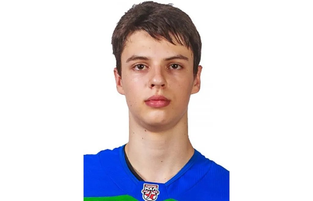 Den defensive backen Nikita Sjtjerbakov drar till sig uppmärksamhet. 