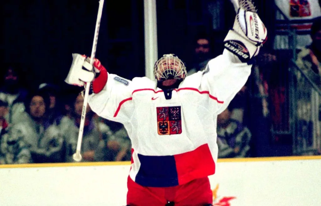 Dominik Hasek jublar efter finalsegern mot Ryssland i Nagano 1998