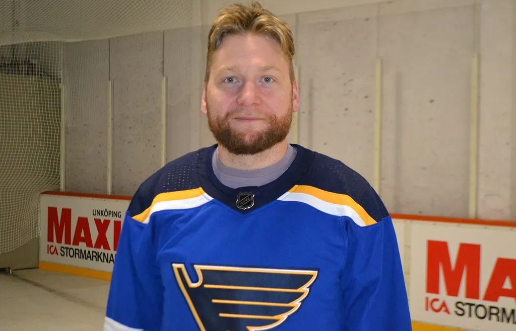 Jonas Junland i Blues färger.