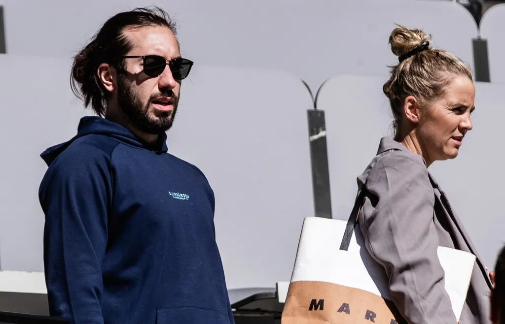 Mika Zibanejad med Irma Zibanejad Helin efter en fotbollsmatch i allsvenskan mellan Djurgården och Värnamo den 14 juli 2024