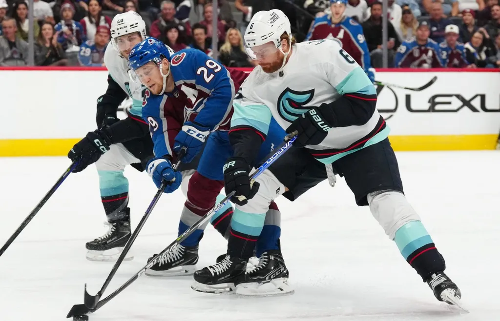 Adam Larsson i kamp med Nathan MacKinnon i NHL