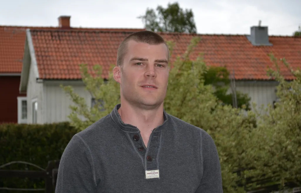 Patrik Hersley utanför huset på Åkerö