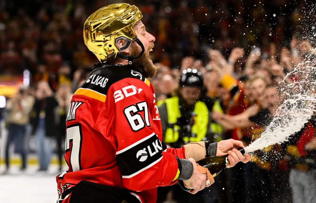 Linus Omark firar SM-guldet i våras