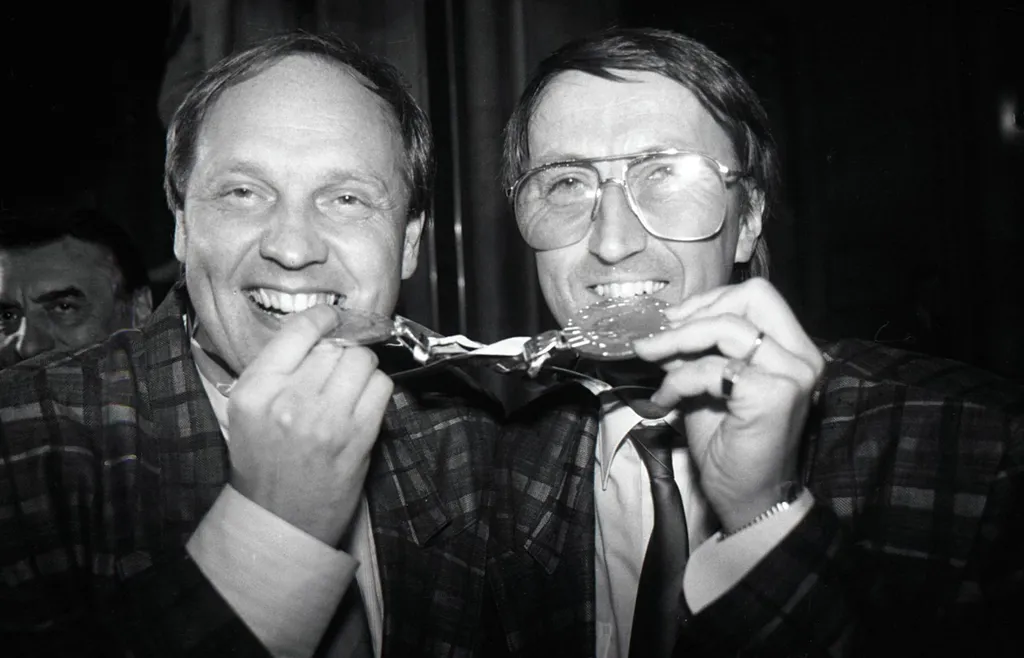 Tommy Sandlin och Curt Lindström firar VM-guldet 1987.Foto: Bildbyrån
