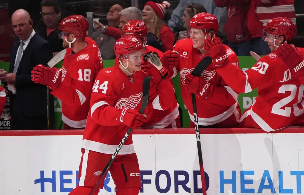 Axel Sandin Pellikka firar sitt första NHL-mål med Detroit