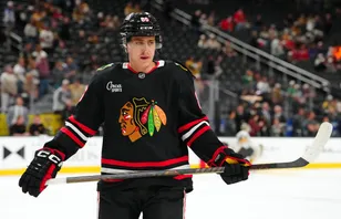 Teuvo Teräväinen petades i Chicago Blackhawks NHL-premiär. Foto: Stephen R. Sylvanie-Imagn Images