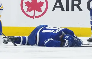 John Tavares skadades i natt och fik hjälpas av isen. Foto: Nick Turchiaro-Imagn Images