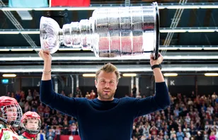 Viktor Stålberg, här med Stanley Cup-bucklan 2013, är ny NHL-expert på Disney+.
Foto: Daniel Stiller / BILDBYRÅN