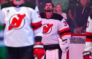 Connor Hellebuyck vinnare i debuten.