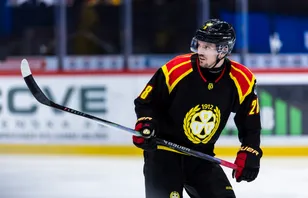 Han tilldelas utmärkelsen Salming Trophy: "Hedrad"