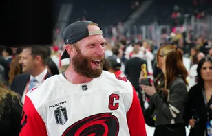 Jordan Staal jublar efter Stanley Cup-vinsten 2025/26. 