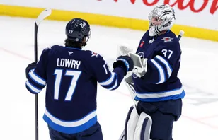 Adam Lowry kan återförenas med Connor Hellebuyck nästa vecka. Foto: James Carey Lauder-Imagn Images