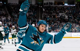 Jeff Skinner flyttar till Schweiz efter 1 110 NHL-matcher.