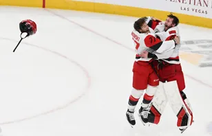 Mark Jankowski och Brandon Bussi  firar Stanley Cup-segern. Foto: AP Photo/Candice Ward