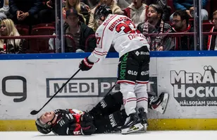 Hugo Pettersson får en tackling av Glenn Gustafsson.