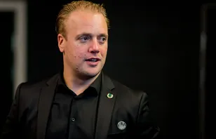 Hampus Sjöström fortsätter som sportchef för Rögle BK.