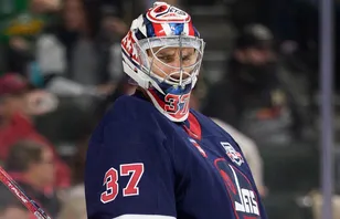 Connor Hellebuyck fortsätter förlora pengar. 