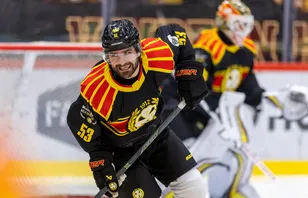 Förklarar: Därför fick backbjässen starta - som forward
