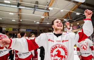 Fabian Hellström jublar vid uppflyttningen med Troja 2025.