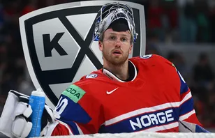 Henrik Haukeland förklarar beslutet att skriva på i KHL. 