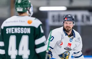 Anton Svensson under semifinal ett i kvalet till Hockeyallsvenskan.