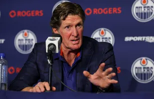 Mike Babcock fick förklara sig under presskonferensen där han presenterades som Edmonton Oilers nya coach. Foto: James Maclennan/The Canadian Press via AP