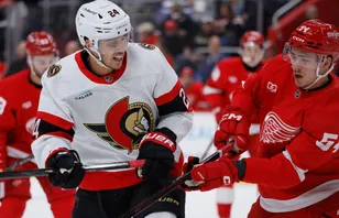 William Wallinder gjorde sin NHL-debut i natt, här i kamp med Dylan Cozens.