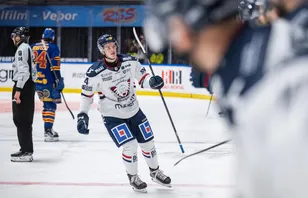 Hyllar gruppen efter debutmålet i SHL: "Är jätteglada för mig"