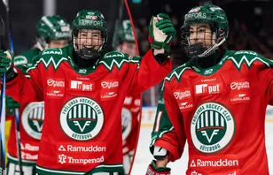 Michaela Pejzlová slog till två gånger om i SDHL-premiären. 