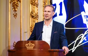 Nicklas Lidström kliver in i Tre Kronor.